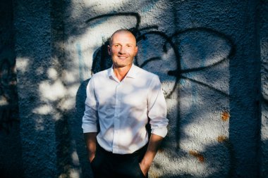 genç adam kentsel arka plan üzerinde poz