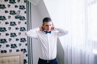 yakışıklı delikanlı kapalı giyiniyor