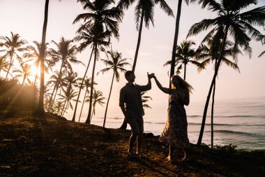 Mutlu genç çift tatil günlerinde, Sri Lanka dans