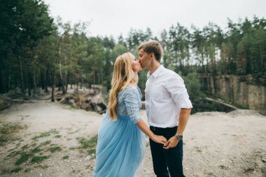 Yaz park öpüşme içinde güzel genç Çift