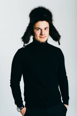 Studio poz kürk şapka serin adam