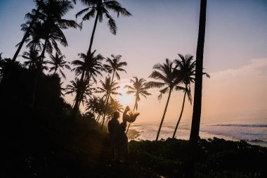 Mutlu genç çift Sahilde yürüyüş tatil günlerinde, Sri Lanka