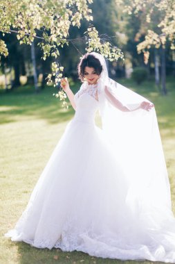 Genç güzel gelin dışarıda poz veriyor.