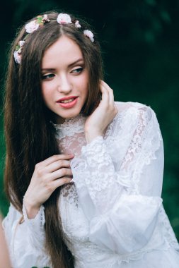 Genç güzel gelin dışarıda poz veriyor.