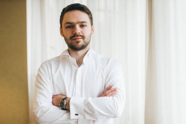 yakışıklı delikanlı kapalı poz