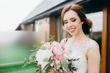 Genç güzel gelin holding çiçekler  