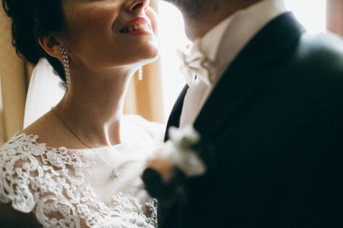 genç güzel çift kapalı poz