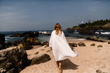 Sahilde poz genç güzel kadın