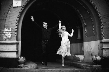 genç güzel çift şehirde atlama 