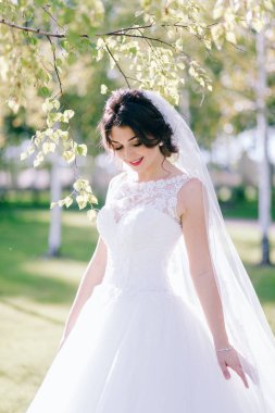 Genç güzel gelin dışarıda poz veriyor.