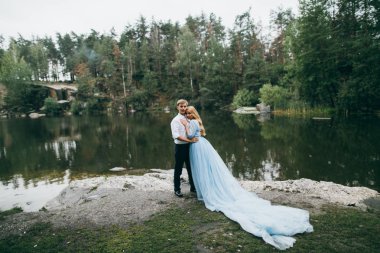 Yaz park kucaklayan içinde güzel genç Çift 