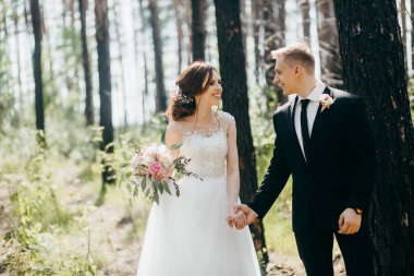 Park'ta yürüyordunuz genç güzel Çift