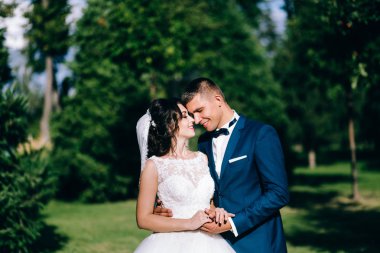  bahar bahçe içinde kucaklayan yeni evli genç Çift 