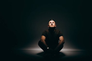 Cool adam moda Studio'da poz