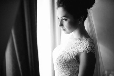 Kapalı poz genç güzel gelin