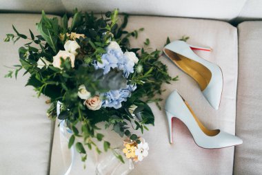 güzel düğün çiçekleri ve ayakkabı