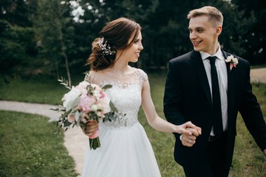  yeni çiçekler ile evli çift