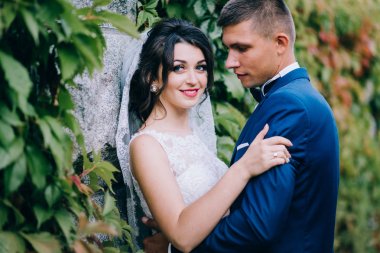 yeni evliler kucaklayan güzel genç Çift 