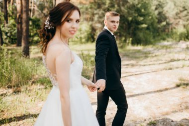 Park'ta yürüyordunuz genç güzel Çift