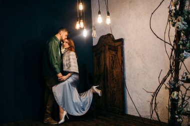 genç güzel çift kapalı poz