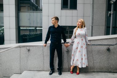 genç güzel çift ellerimi şehirde 