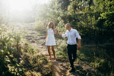 Güzel genç çift yaz Park 