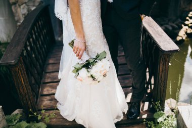 genç güzel gelin buketi ve damat ile poz 