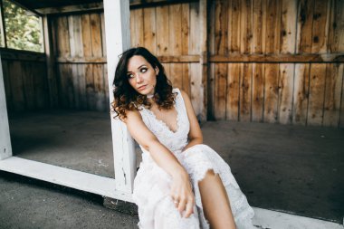 Genç gelin yakınındaki eski bina poz