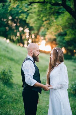 güzel çift ellerimi bahçede. 