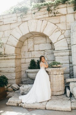 eski duvara yakın poz genç güzel gelin