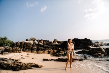 Sahilde poz genç güzel kadın