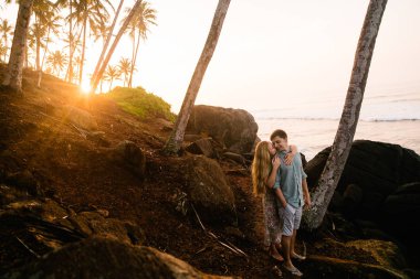 Mutlu genç çift tatil günlerinde, Sri Lanka kucaklayan