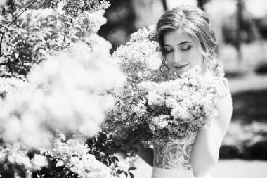 Leylakları tarafından poz genç güzel gelin