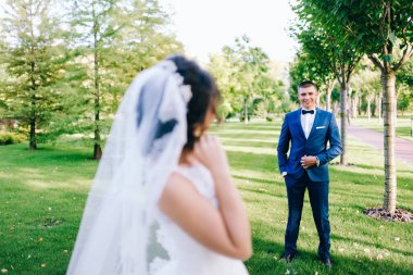 Yeni evliler açık havada poz güzel genç Çift