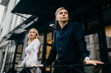 şehirde poz genç güzel Çift 