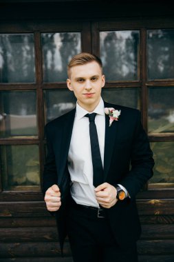 yakışıklı genç damat bina yakın poz