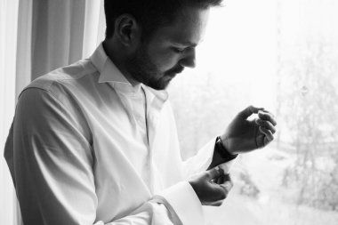 yakışıklı delikanlı giyinmek