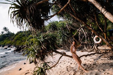 Sahilde poz genç güzel kadın