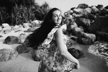 Sahilde poz genç güzel kadın