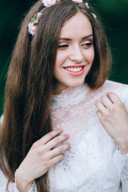 Genç güzel gelin dışarıda poz veriyor.