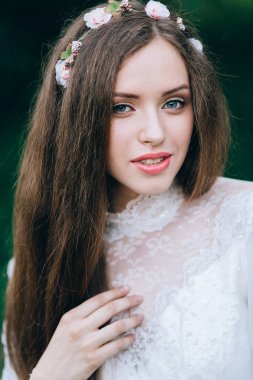 Genç güzel gelin dışarıda poz veriyor.