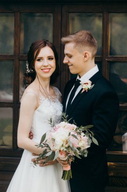 yeni evliler kurarak poz güzel Çift 