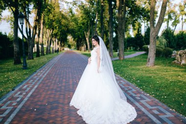 Genç güzel gelin dışarıda poz veriyor.