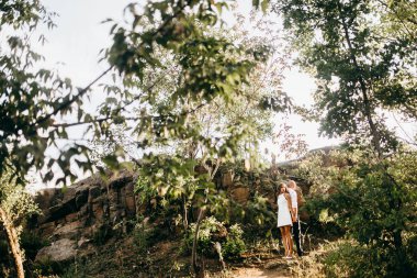 Güzel genç çift yaz Park 