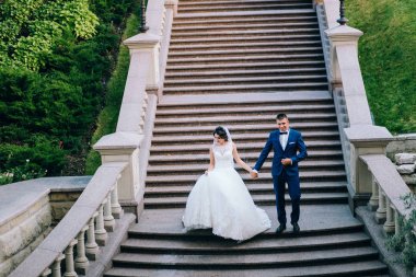 yeni evliler merdivenlerinde poz güzel Çift