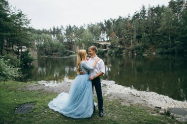 Yaz park kucaklayan içinde güzel genç Çift 