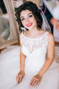 Kapalı poz genç güzel gelin