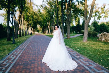 Genç güzel gelin dışarıda poz veriyor.