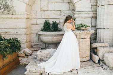 eski duvara yakın poz genç güzel gelin