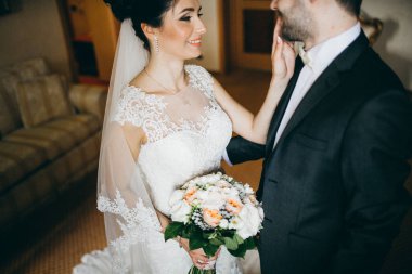 genç güzel çift kapalı poz